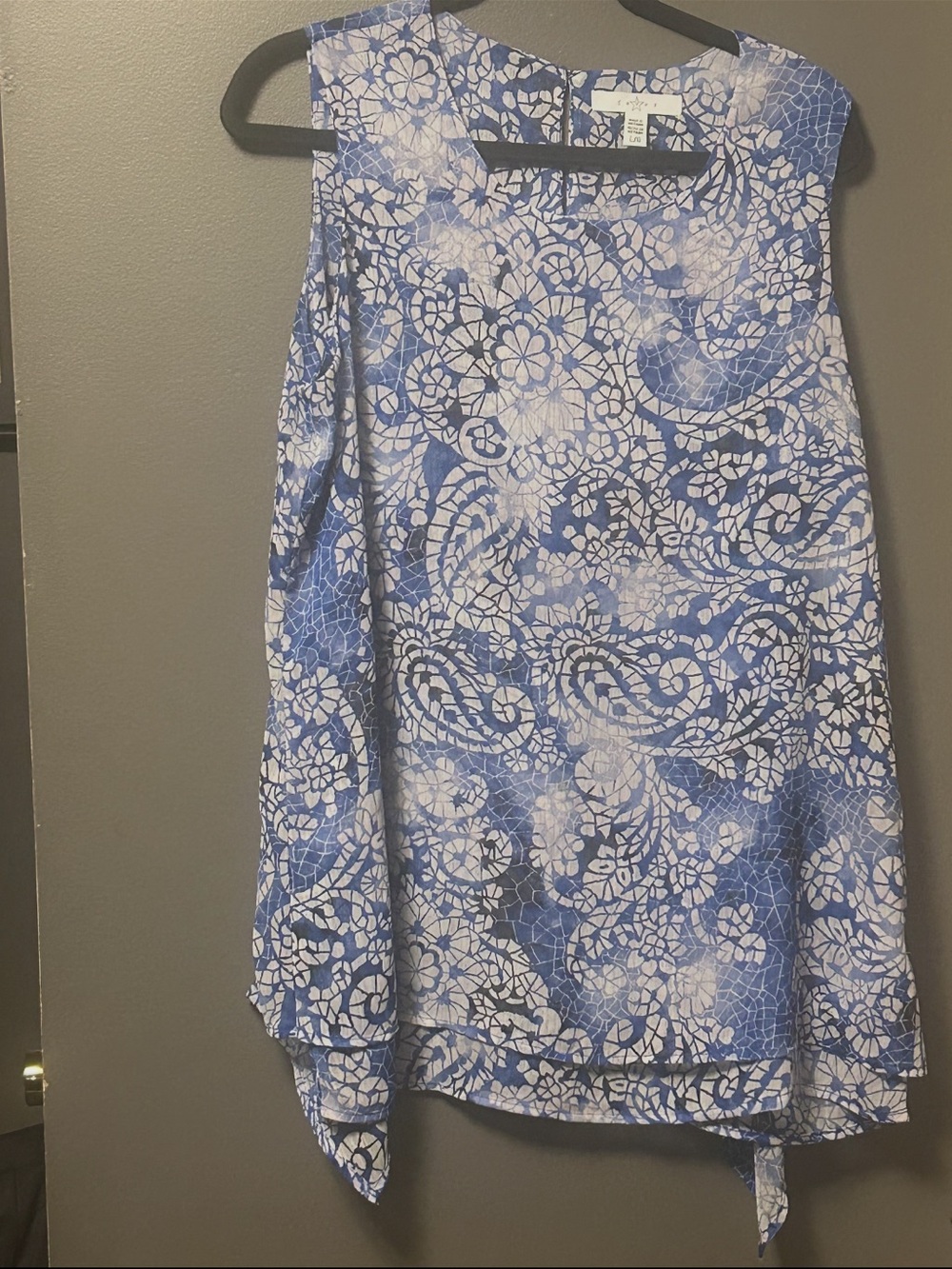 Fever Blue & White Paisley Handkerchief Hem Top Size L